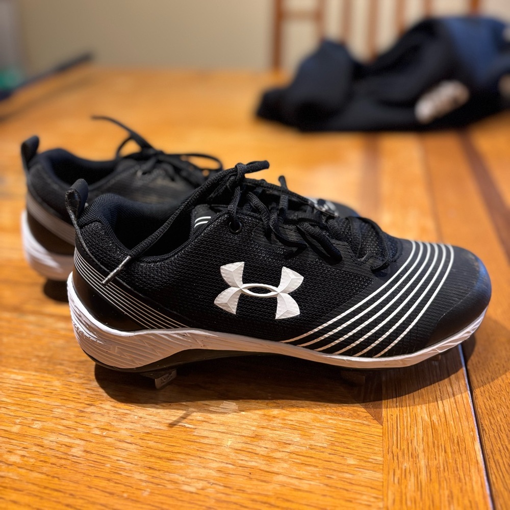 Under Armour Men's Black and White Athletic Shoes